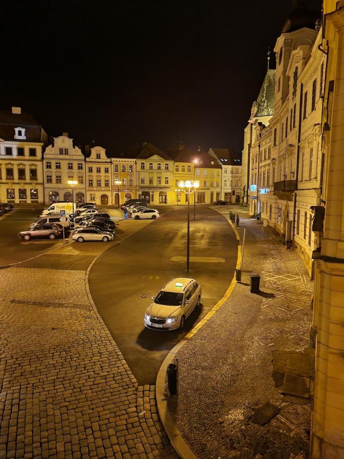 Velke Studio Na Velkem Namesti S Vybavenou Kuchyni Hradec Kralove Exterior foto