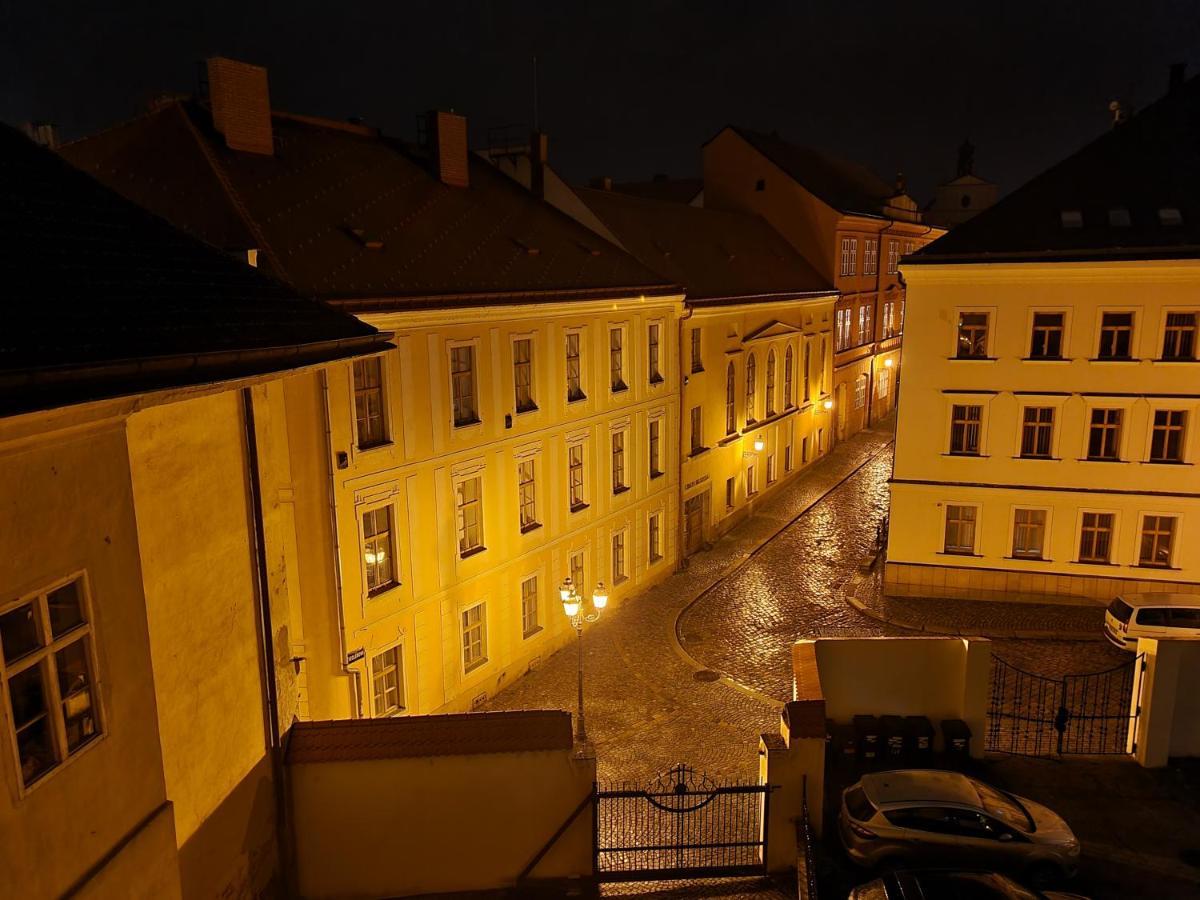 Velke Studio Na Velkem Namesti S Vybavenou Kuchyni Hradec Kralove Exterior foto